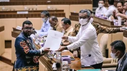 Filep Wamafma Kenang Awal Bantuan untuk Jemaat GPKAI Sion Imbay Ransiki Tahun 2019