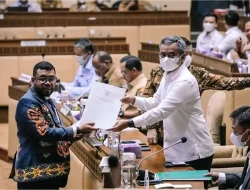 Filep Wamafma Kenang Awal Bantuan untuk Jemaat GPKAI Sion Imbay Ransiki Tahun 2019